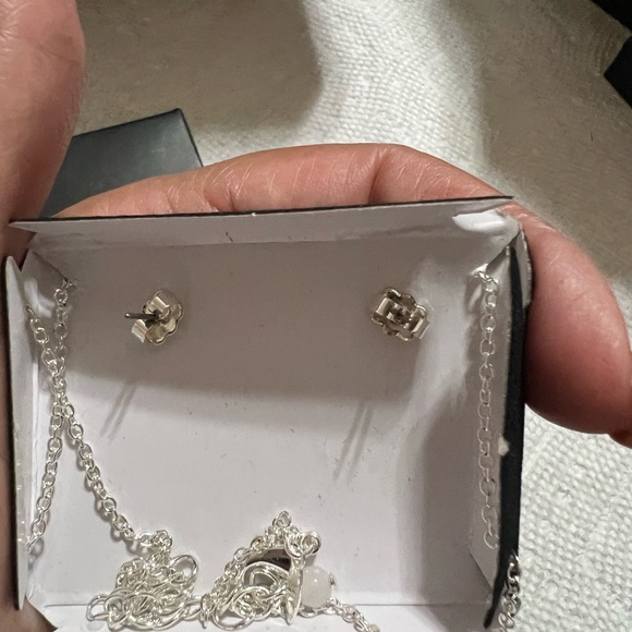 Avon SAQ vintage beautiful set of earring and necklace new in original box - Picture 4 of 5